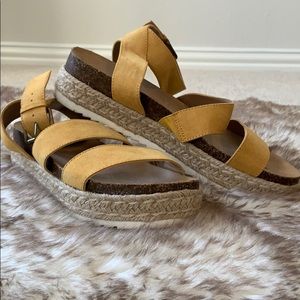 Universal Thread Yellow & Straw Gladiator Sandals